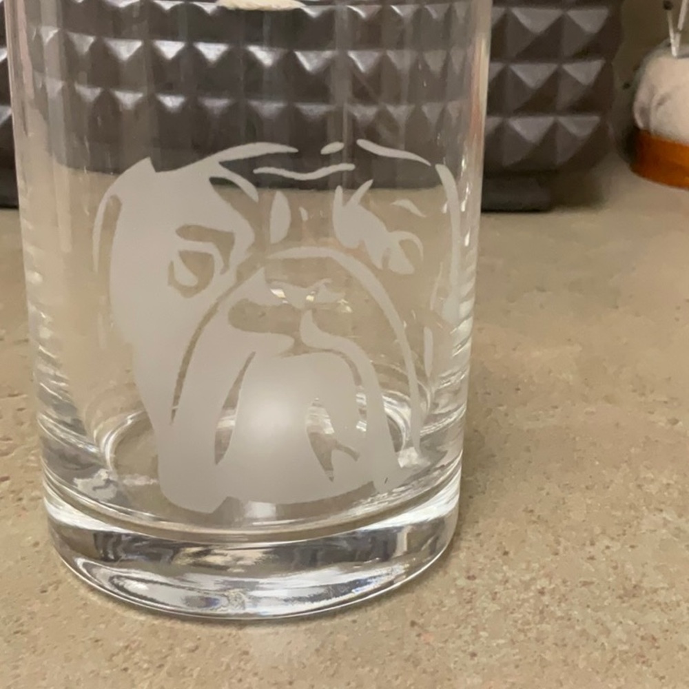 Set of 4 crystal etched “Bulldog “ old fashioned glasses! Mint condition. As new - Picture 2 of 6